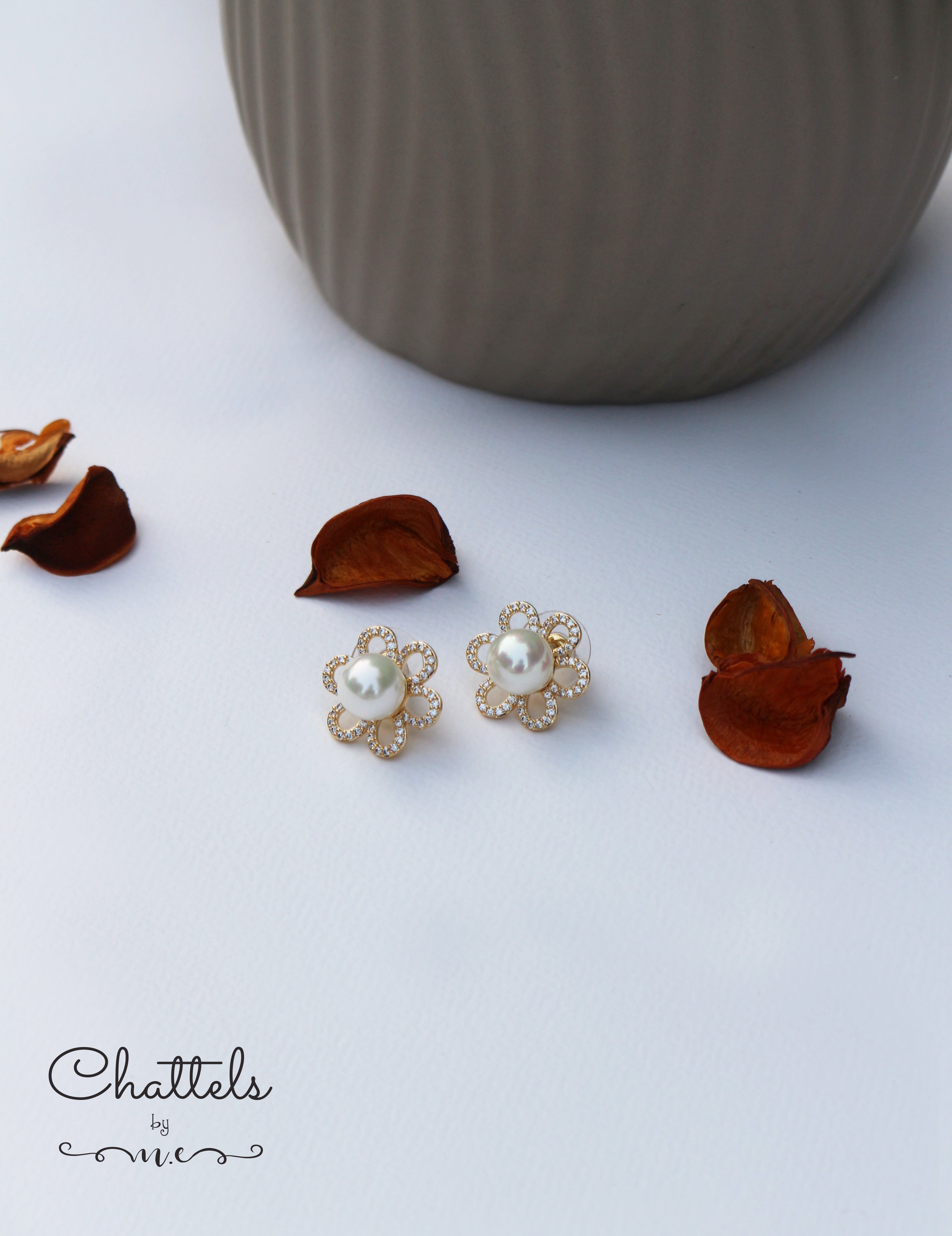 “ Floral Studs with Pearl" (Gold)