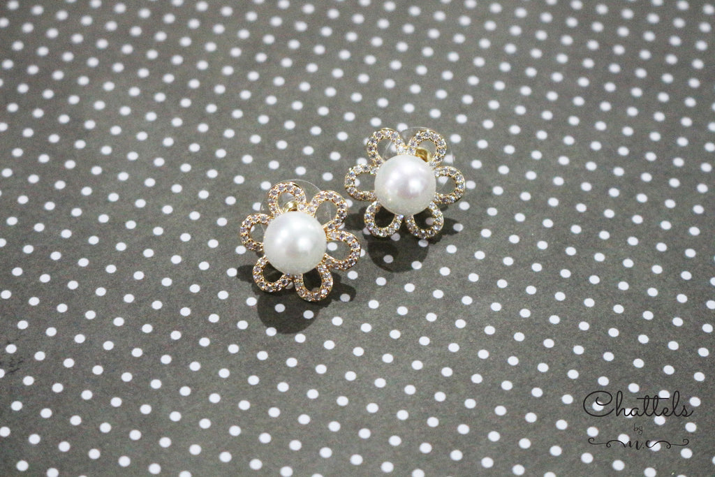 “ Floral Studs with Pearl" (Gold)