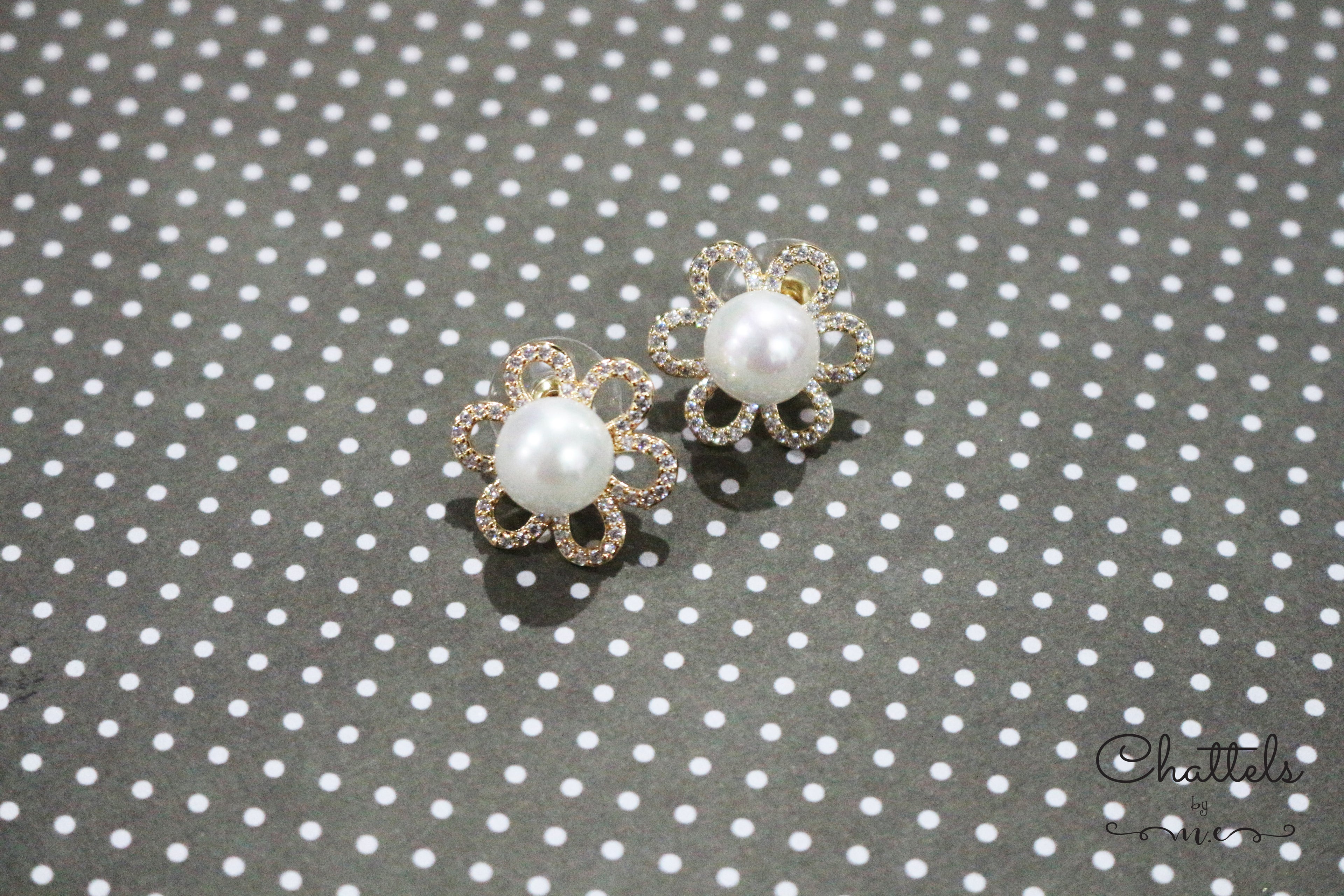 “ Floral Studs with Pearl" (Gold)